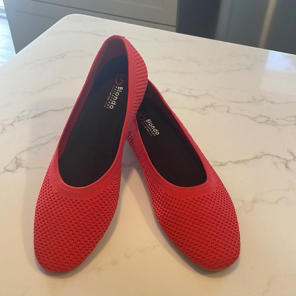 BLONDO waterproof orange flats. Size 8.5M. Perfect condition.